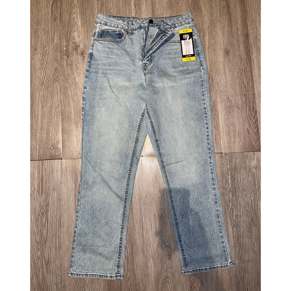 Frye Jeans - Light Wash High Waisted
Straight / 28R / NWT